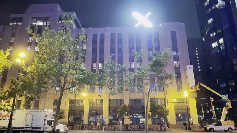 Twitter ofisinin tepesindeki dev ‘X’ şikayetlerin ardından kaldırıldı