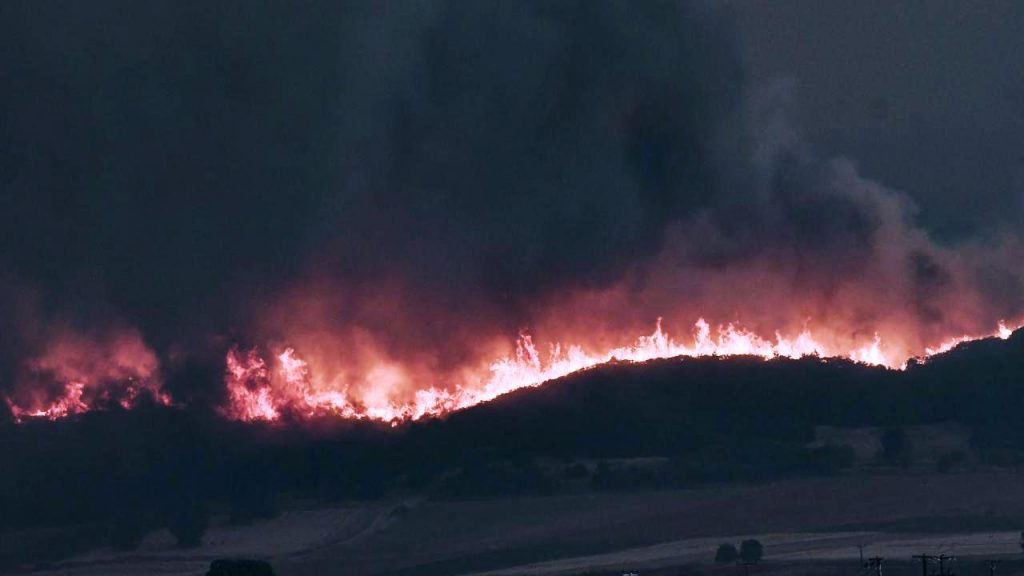 Yunanistan’da yangınlar yer yer yeniden şiddetleniyor
