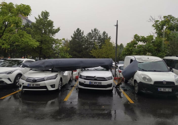 Ankara’da otoparka uçak parçası düştü