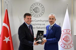 Ulaştırma Bakanı Arıklı, Türkiye Ulaştırma Bakanı Uraloğlu ile bir araya geldi