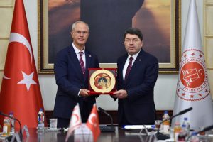 Hasipoğlu:Sayın Bakanın, depremle ilgili soruşturmalara duyarlı olması ve sürecin yakın takip edilmesi bizleri memnun etmiştir