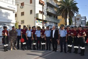 İtfaiyeciler Lefkoşa sokaklarında İtfaiye Haftası kapsamında karanfiller ve balonlarla yürüdü