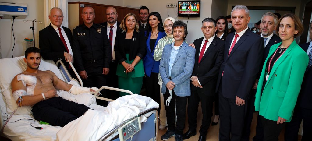 Töre, heyeti ile birlikte terör saldırısında yaralanan polis memurunu ziyaret etti