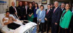 Töre, heyeti ile birlikte terör saldırısında yaralanan polis memurunu ziyaret etti