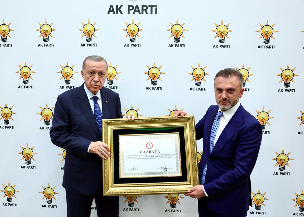 AK Parti Genel Başkanlığına yeniden seçilen TC Cumhurbaşkanı Erdoğan’a mazbatası takdim edildi