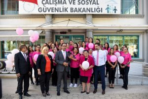 Çalışma ve Sosyal Güvenlik Bakanlığı personeli meme kanserine dikkat çekmek için pembe balon uçurdu – BRTK