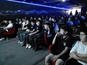 “Gezici Sinema Kamyonu” Şehit Doğan Ahmet İlkokulu’nda gösterimde bulundu – BRTK