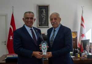 Bakan Çavuşoğlu, “Türk Dünyası şiir ödülünü” kazanan Öksüzoğlu’nu kabul etti