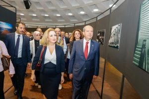 Cumhurbaşkanı Tatar ve eşi Sibel Tatar, Bakü’deki “Fotoğraf ve Geleneksel Kıyafetler Sergisi” açılışına katıldı