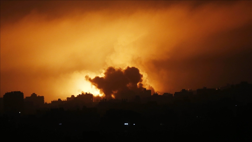 Gazze’deki İçişleri Bakanlığı: İsrail yerinden edilmiş insanların konvoyunu bombaladı