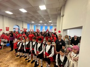 Türkiye Cumhuriyeti’nin 100. kuruluş yıl dönümü Londra Dr. Fazıl Küçük Türk Okulu’nda da coşkuyla kutlandı.