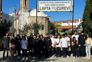 Girne Anafartalar Lisesi öğrencileri, kermesten elde ettikleri gelirle Lapta Huzur Evindeki yaşlıların bazı eksiklerini giderdi