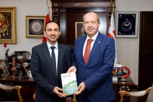 Nazım Kaşot, Cumhurbaşkanı Tatar’a “Doğa Temelli Çevre Eğitimi” adlı kitabı takdim etti – BRTK