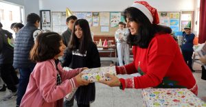 İskele Belediyesi, çocuklara yeni yıl hediyesi dağıttı