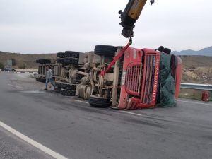 Tır çevre yolunda devrildi: 1 yaralı