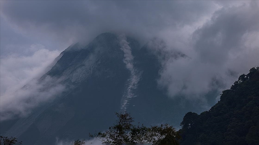 Endonezya’daki Merapi Yanardağı kül püskürttü – BRTK