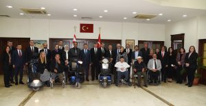 KKTC ve Türkiye’den bazı kurumlarının işbirliğiyle 16 akülü 25 de bisiklet türü sandalye engellilere dağıtılıyor – BRTK