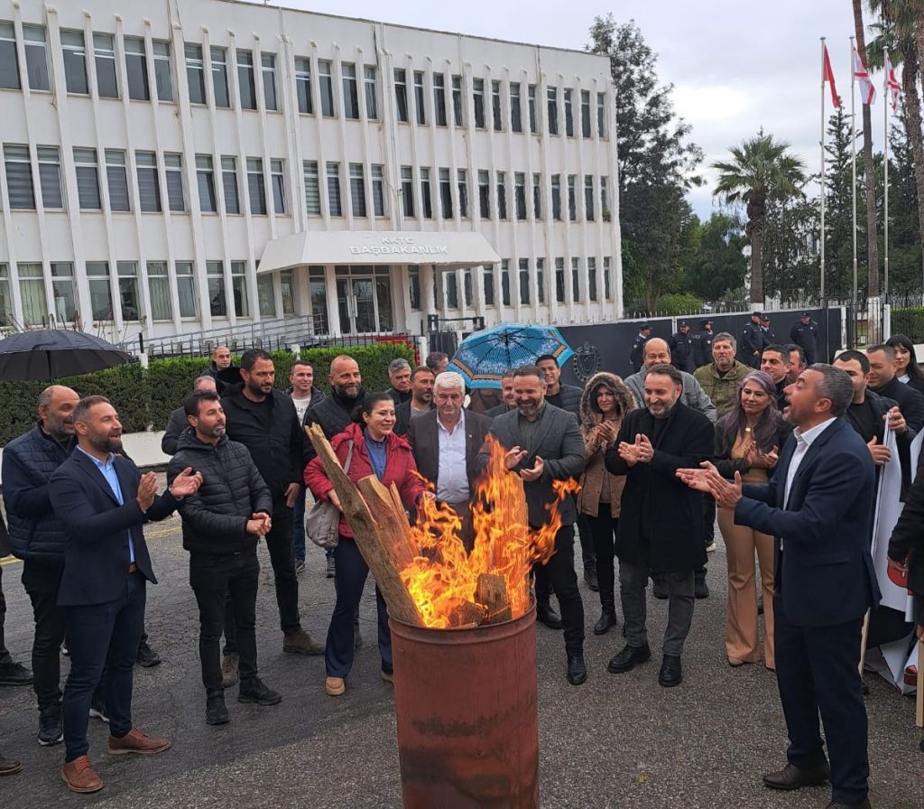 Kamuda örgütlü 5 sendika, vergi düzenlemesine karşı eylem yaptı – BRTK