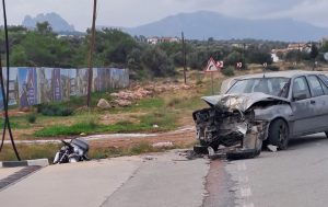 Girne Tatlısu anayolunda bir motosiklet ile araba çarpıştı… Motosiklet sürücüsü ağır yaralı
