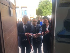 Şehit Turgut Ortaokulu Kütüphanesi ve yeniden düzenlenen tam teşekküllü müzik odası bugün törenle açıldı. – BRTK