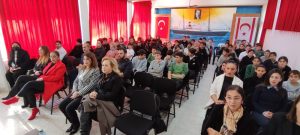 Esentepe Ortaokulu’nda geri dönüşüm ürünleri sergisi düzenlendi..Sibel Tatar: Dünyada artık çöp toplamak değil geri dönüşüm önemli