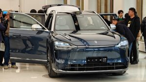 Huawei’nin otomobili iki kamyona işte böyle meydan okudu!