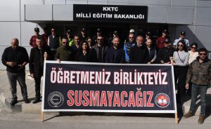 KTÖS ve KTOEÖS hakkında işlem yapılan Öğretmen Emiroğulları için MEB önünde açıklama yaptı