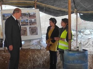 Cumhurbaşkanı Tatar KŞK’nın Atlılar Şehitliği’ndeki kazı çalışmalarını inceledi