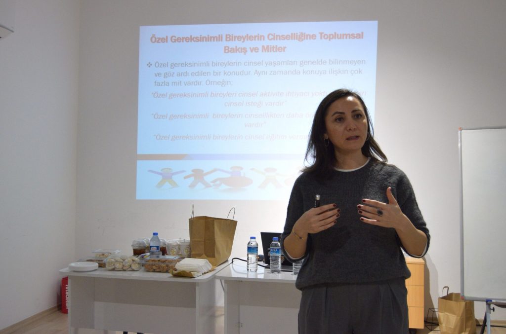 DAÜ-LTB-Kıbrıs Psikologlar Derneği, işbirliğinde özel gereksinimli çocuğu olan ailelere çok yönlü cinsel sağlık eğitimi düzenlendi – BRTK