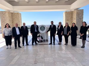 Kıbrıs Vakıflar İdaresi Dr. Küçük’ün kabrine çelenk koydu