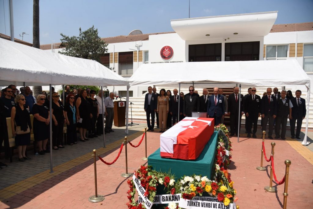 Hayatını kaybeden eski milletvekili Ergün Vehbi için Cumhuriyet Meclisi bahçesinde tören düzenlendi