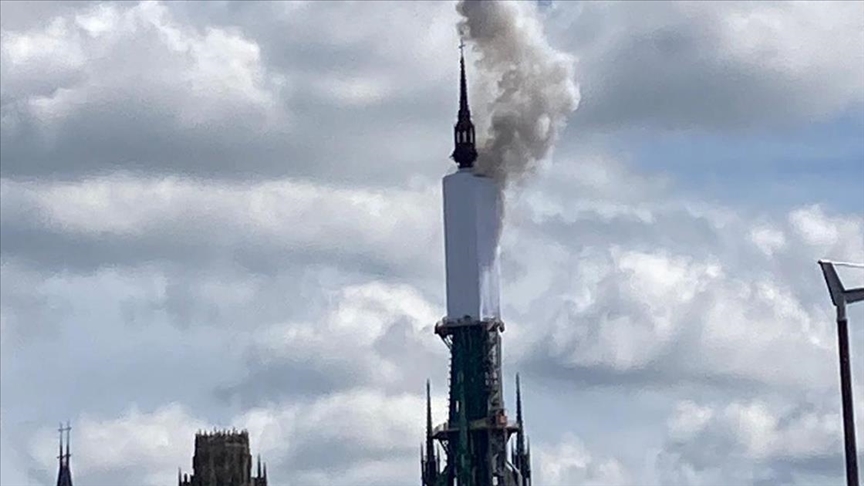 Fransa’da tarihi Rouen Katedrali’nin kulesinde yangın çıktı