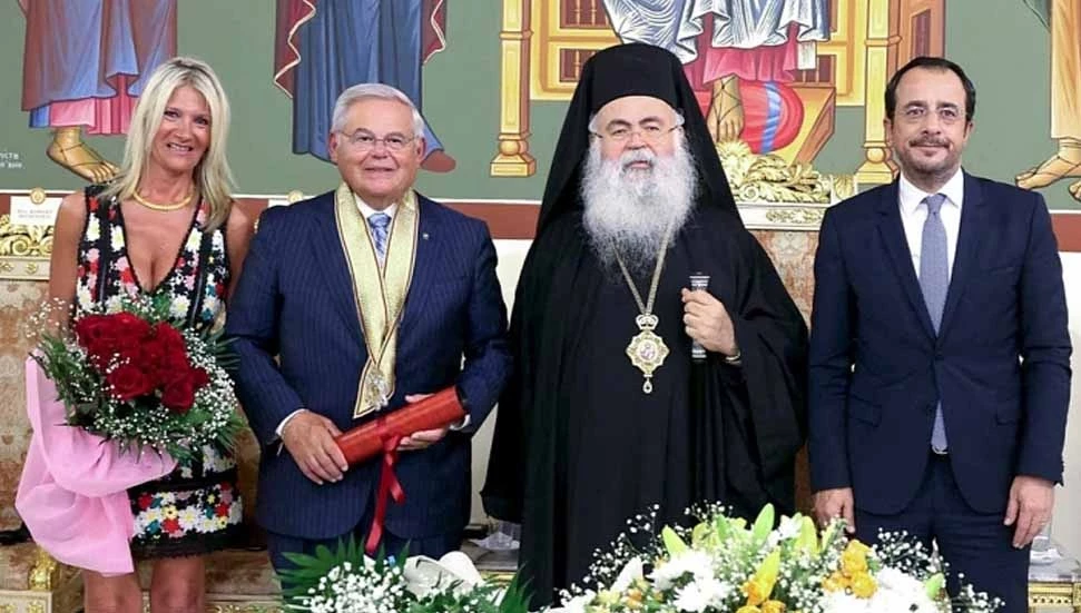 Baf Belediyesi EastMed Act Yasası’nın mimarlarından Rober Menendez’e verdiği altın anahtarı geri aldı