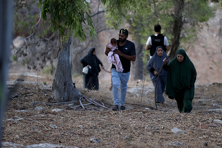 Batı Şeria’nın Cenin bölgesinde İsrail’in saldırıları sebebiyle Filistinli aileler yerinden ediliyor