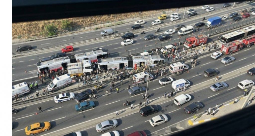 İstanbul Küçükçekmece’de metrobüsler çarpıştı: 1 ölü, 38 yaralı