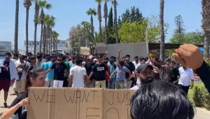 Güney Kıbrıs’ta paket servisçilerden eylem