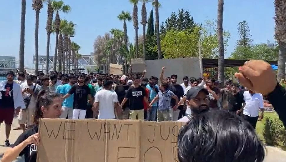 Güney Kıbrıs’ta paket servisçilerden eylem