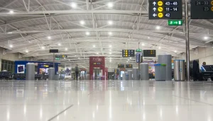 Larnaka Havaalanı’ndaki sorunlar uzun kuyruklara yol açıyor
