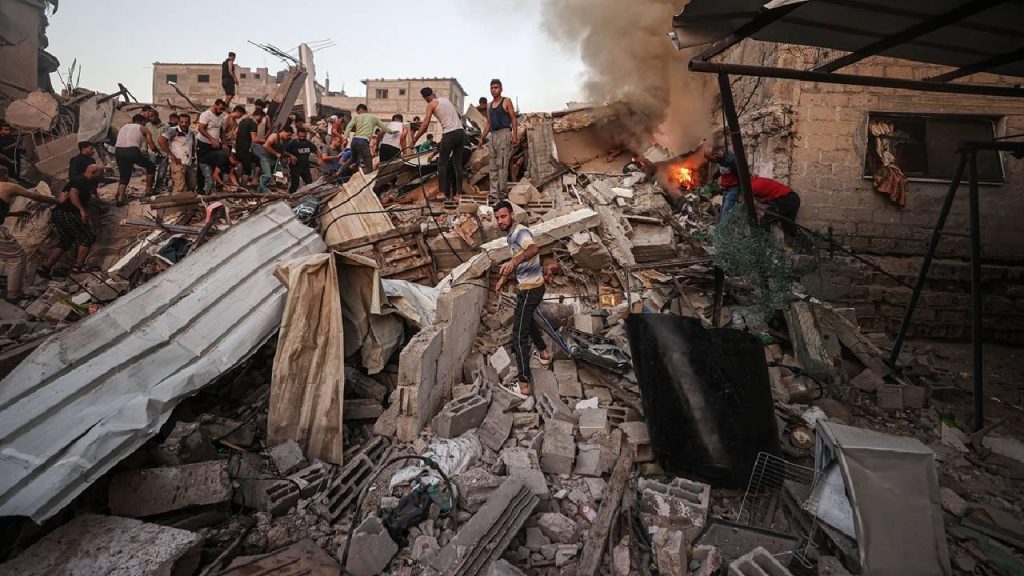 Katil İsrail ev ve okulu bombaladı: 4’ü çocuk 8 Filistinli hayatını kaybetti
