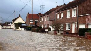 Fransa’da şiddetli yağış ve fırtına hayatı olumsuz etkiledi
