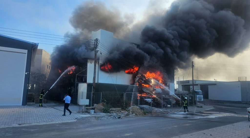 Çatalköy’de yedek parça dükkanında yangın!