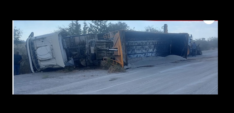 Sürücüler dikkat! Devrilen kamyon nedeniyle yol kapatıldı