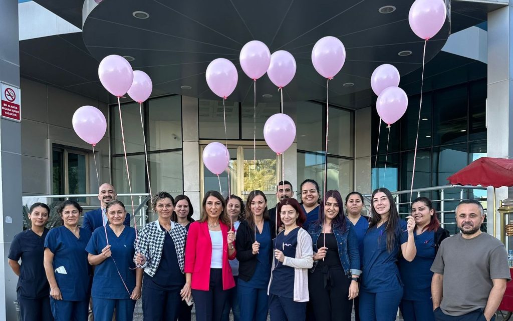 Hemşireler Onkoloji Merkezi’nden pembe balon uçurarak meme kanserinde erken tanının önemine dikkat çekti