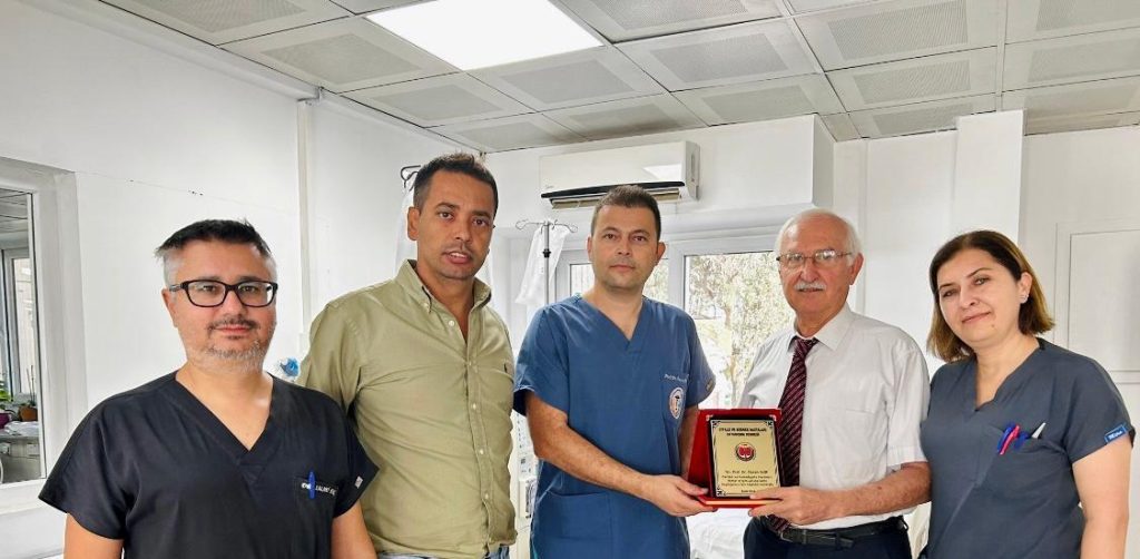 Diyaliz ve Böbrek Hastaları Derneği’nden Prof. Dr. Gür’e plaket