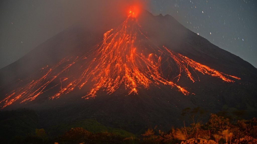 Endonezya, Merapi Yanardağı’nın patlaması üzerine alarma geçti