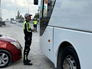 Polisin, kamu işletme izinli araçlara yönelik denetimleri sürüyor