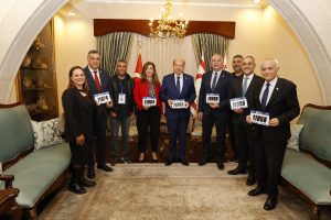 Cumhurbaşkanı Tatar’a Lefkoşa Maratonu’nda kullanacağı numara takdim edildi
