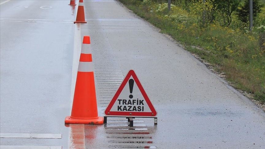 Alkollü sürücü iki çocukla birlikte yolu karşıdan karşıya geçen yayaya çarptı