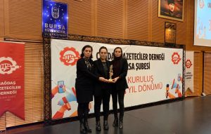 Çağdaş Gazeteciler Derneği Bursa Şubesi’nden Şampiyon Melekleri Yaşatma Derneği’ne ödül