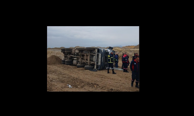 Gaziköy’de korkutan kaza..İnşaat alanında kamyon devrildi